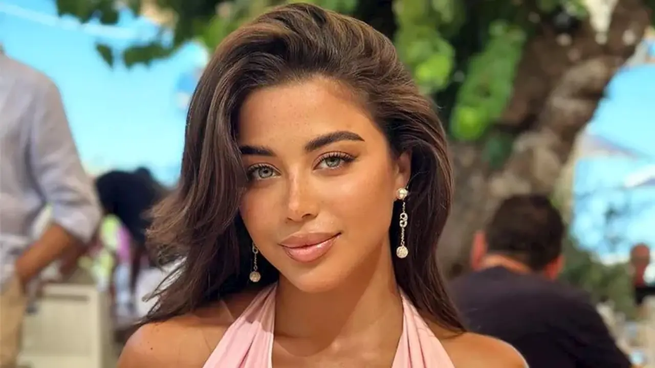 إطلالة يارا السكري.. تعليقات واسعة بعد ظهورها بالحجاب أمام الكعبة المشرفة